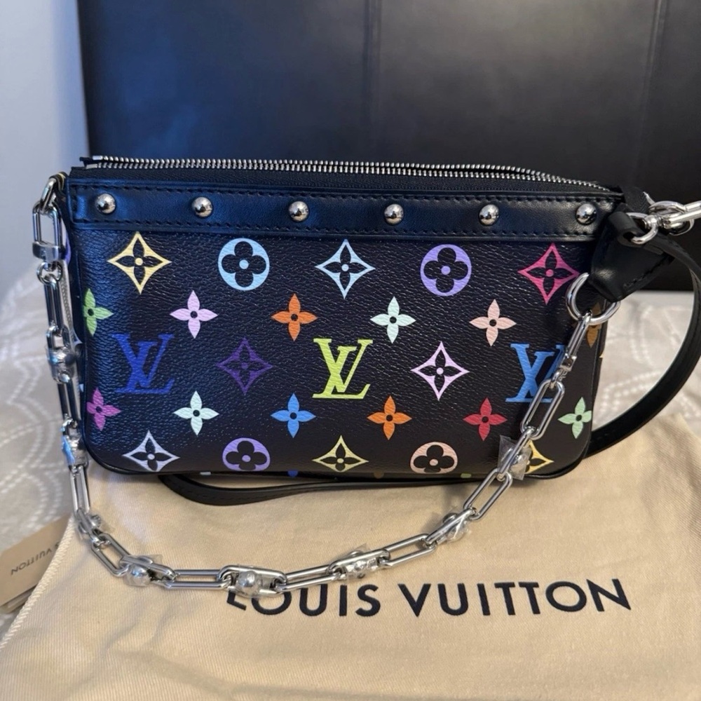 Authentic Louis Vuitton murakami black pochette bnwt
Dustbag and box